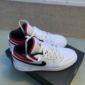 Low top Jordans size 6 youth (7-7.5 women’s) worn a few times but like NEW!